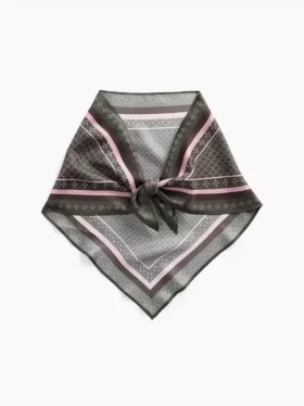 100 % hedvábí, oversized trojúhelníkový šál typu bandana