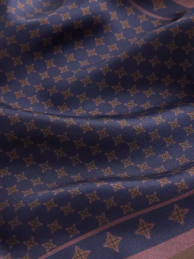 100 % hedvábí, oversized trojúhelníkový šál typu bandana