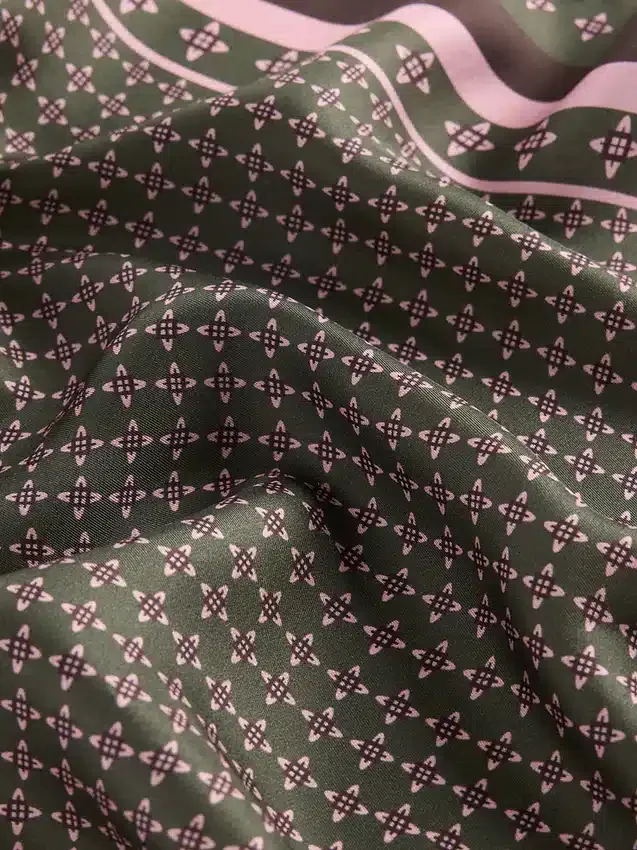100 % hedvábí, oversized trojúhelníkový šál typu bandana