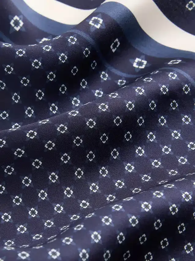 100 % hedvábí, oversized trojúhelníkový šál typu bandana