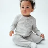 Baby First Favorites – jednodílný overal s nožičkami z jemného žebrovaného úpletu