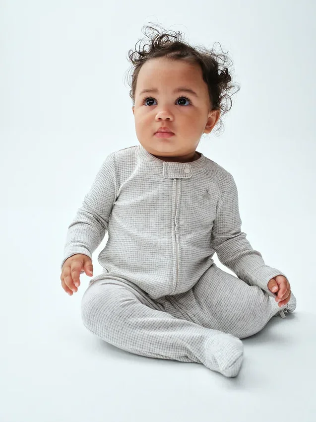 Baby First Favorites – jednodílný overal s nožičkami z jemného žebrovaného úpletu
