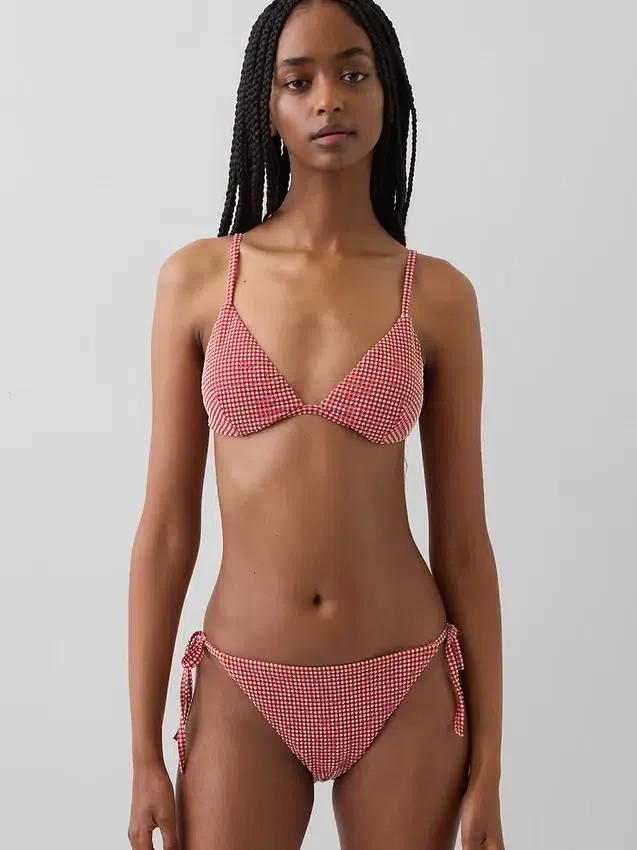 Bikiny s tanga spodními díly