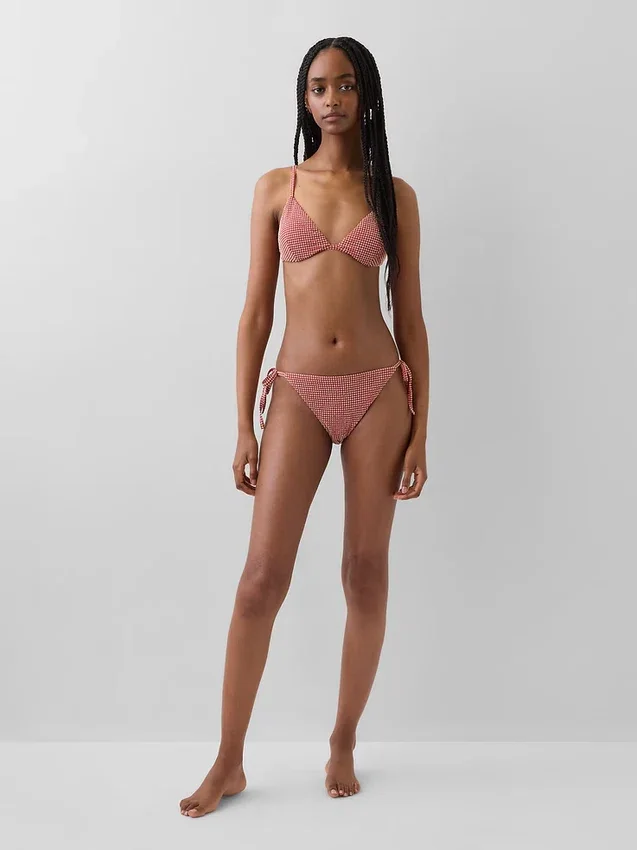 Bikiny s tanga spodními díly