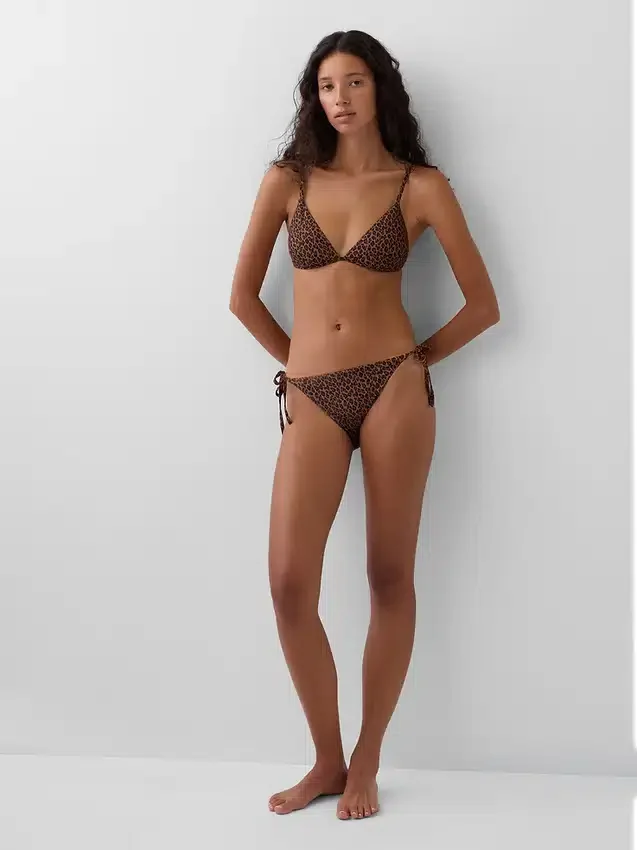 Bikiny s tanga spodními díly