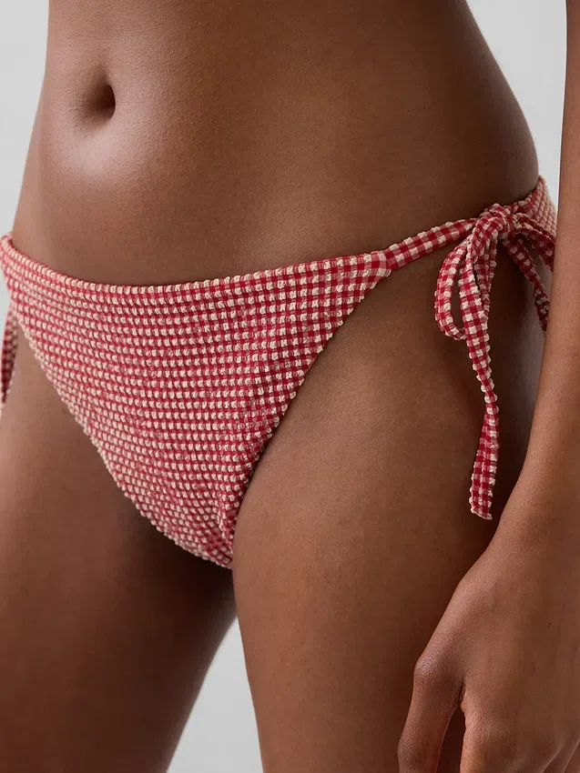 Bikiny s tanga spodními díly