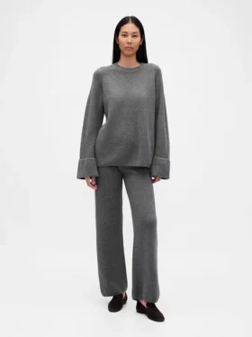 CashSoft Shaker-Stitch Svetr s proplétaným vzorem v kombinaci s kalhotami