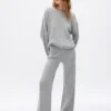 CashSoft Shaker-Stitch Svetr s proplétaným vzorem v kombinaci s kalhotami
