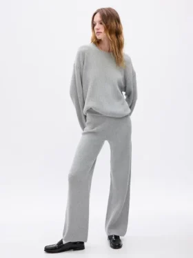 CashSoft Shaker-Stitch Svetr s proplétaným vzorem v kombinaci s kalhotami