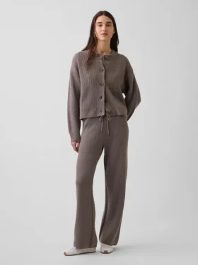 CashSoft Shaker-Stitch Svetr s proplétaným vzorem v kombinaci s kalhotami