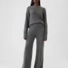 CashSoft Shaker-Stitch Svetr s proplétaným vzorem v kombinaci s kalhotami