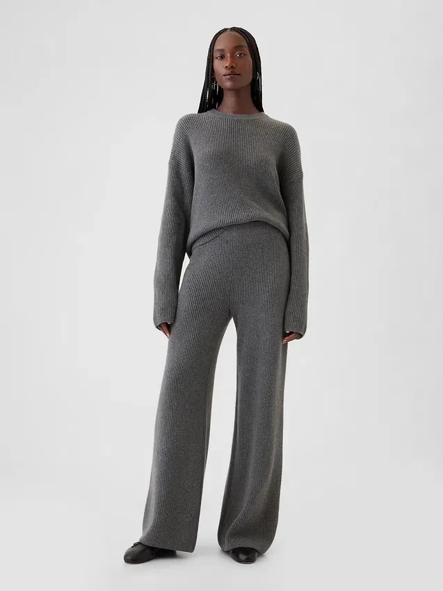 CashSoft Shaker-Stitch Svetr s proplétaným vzorem v kombinaci s kalhotami