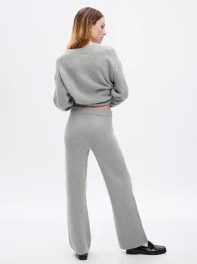 CashSoft Shaker-Stitch Svetr s proplétaným vzorem v kombinaci s kalhotami
