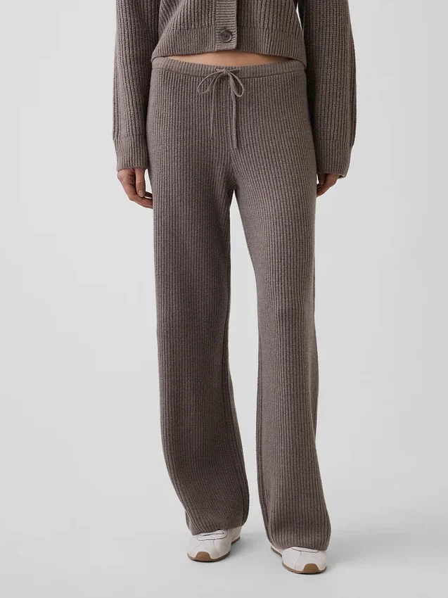 CashSoft Shaker-Stitch Svetr s proplétaným vzorem v kombinaci s kalhotami