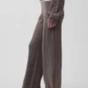 CashSoft Shaker-Stitch Svetr s proplétaným vzorem v kombinaci s kalhotami