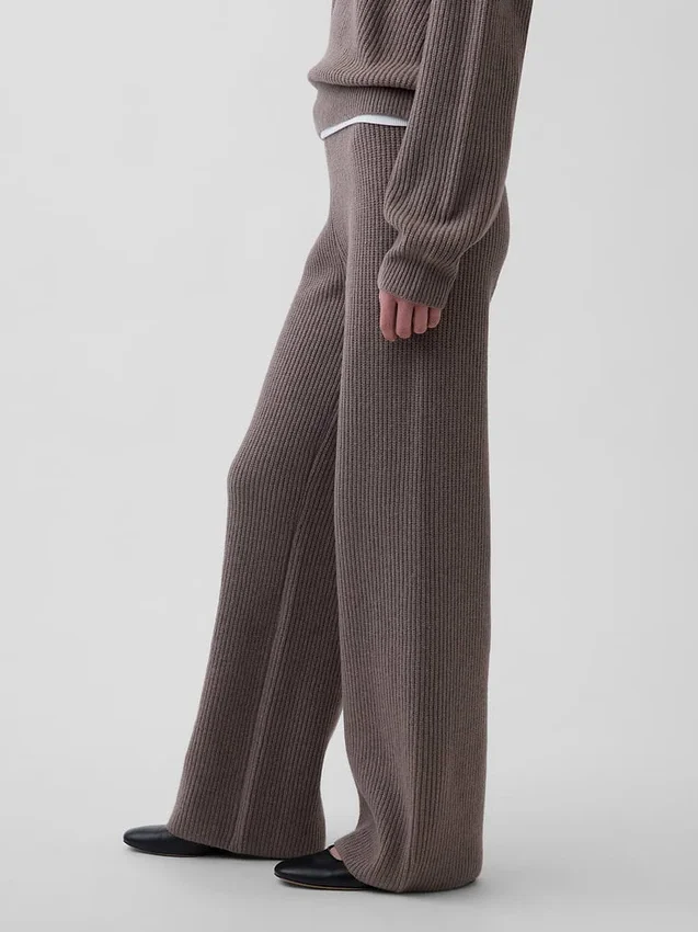 CashSoft Shaker-Stitch Svetr s proplétaným vzorem v kombinaci s kalhotami