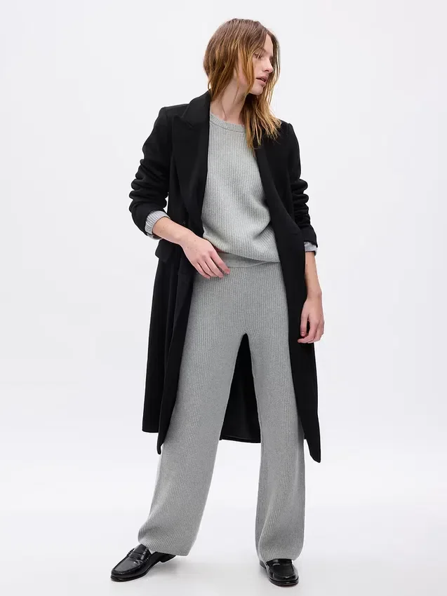 CashSoft Shaker-Stitch Svetr s proplétaným vzorem v kombinaci s kalhotami