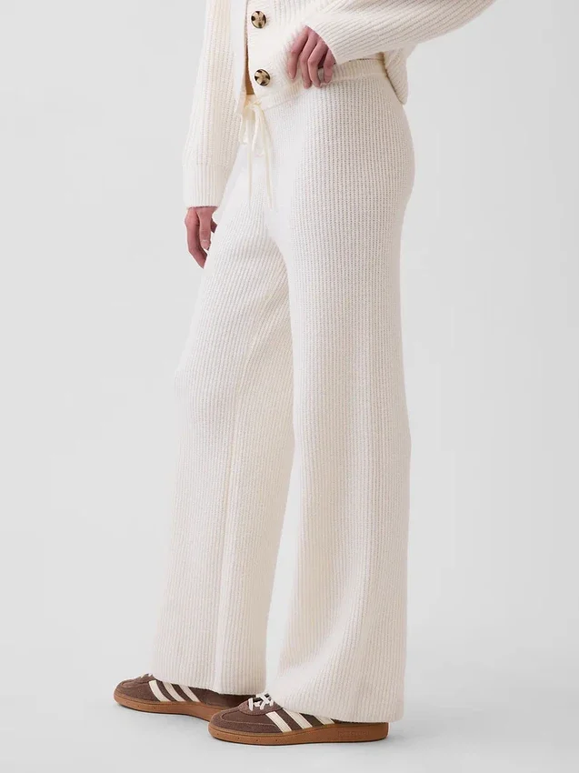 CashSoft Shaker-Stitch Svetr s proplétaným vzorem v kombinaci s kalhotami