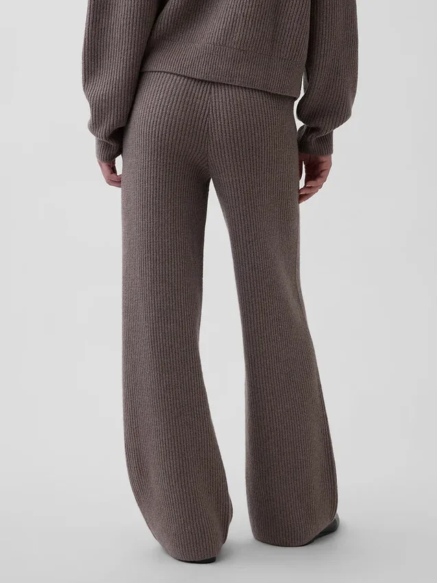 CashSoft Shaker-Stitch Svetr s proplétaným vzorem v kombinaci s kalhotami