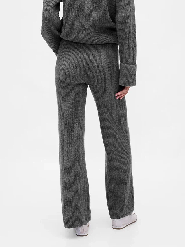 CashSoft Shaker-Stitch Svetr s proplétaným vzorem v kombinaci s kalhotami