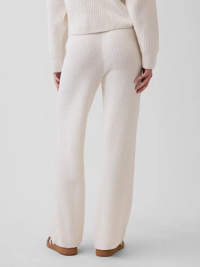 CashSoft Shaker-Stitch Svetr s proplétaným vzorem v kombinaci s kalhotami