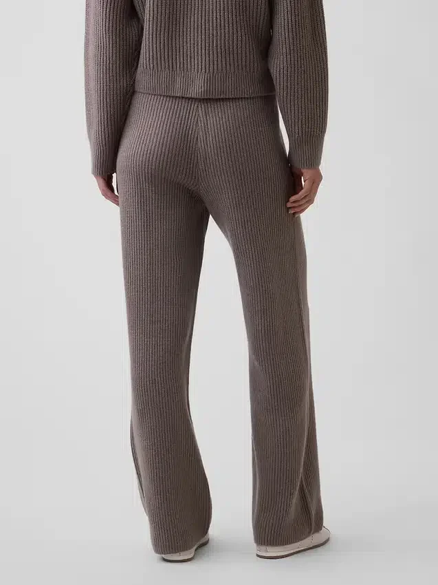 CashSoft Shaker-Stitch Svetr s proplétaným vzorem v kombinaci s kalhotami