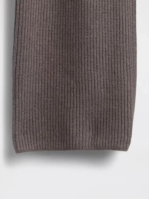 CashSoft Shaker-Stitch Svetr s proplétaným vzorem v kombinaci s kalhotami