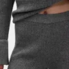 CashSoft Shaker-Stitch Svetr s proplétaným vzorem v kombinaci s kalhotami