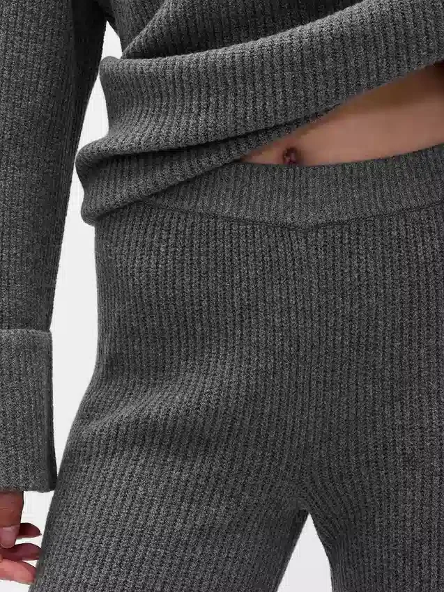 CashSoft Shaker-Stitch Svetr s proplétaným vzorem v kombinaci s kalhotami