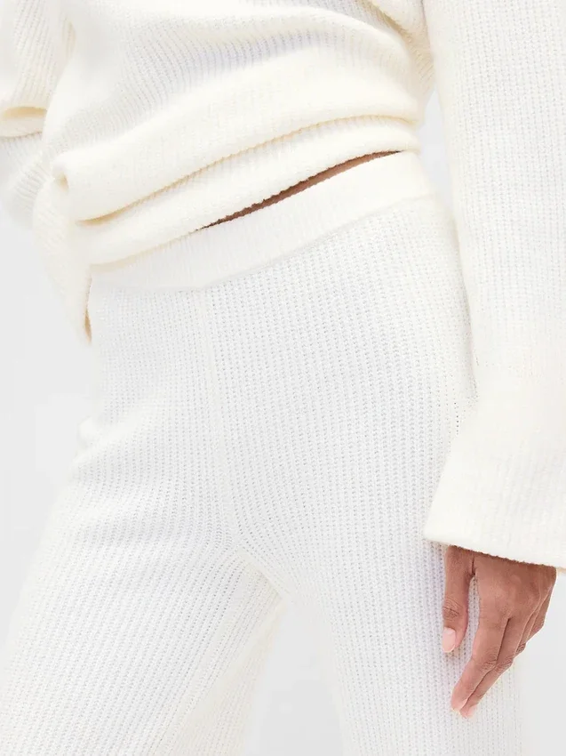 CashSoft Shaker-Stitch Svetr s proplétaným vzorem v kombinaci s kalhotami