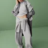 CashSoft Shaker-Stitch Svetr s proplétaným vzorem v kombinaci s kalhotami