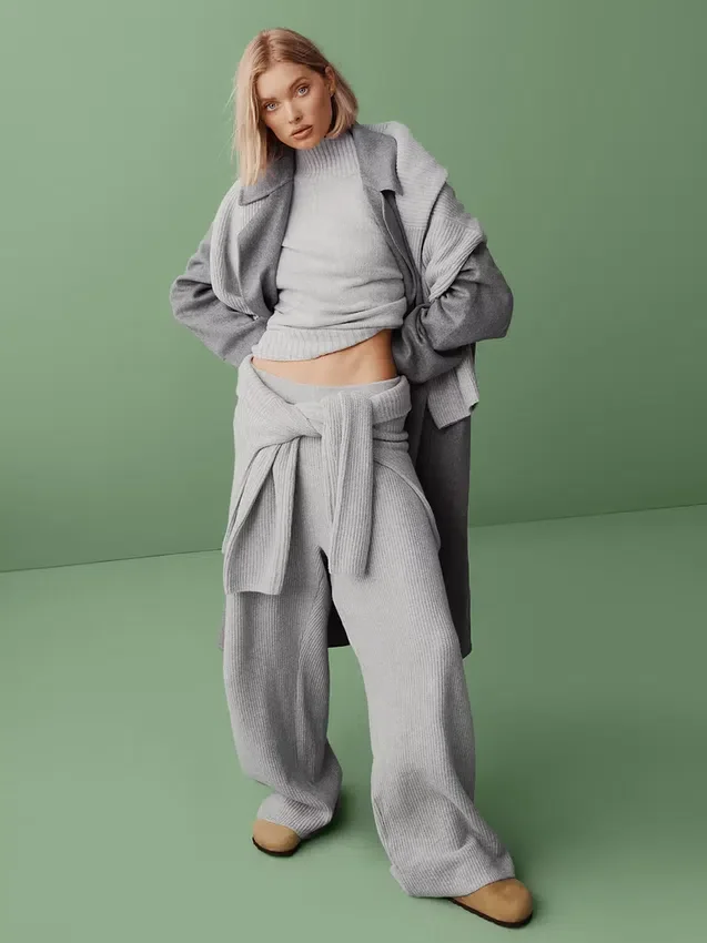 CashSoft Shaker-Stitch Svetr s proplétaným vzorem v kombinaci s kalhotami