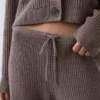 CashSoft Shaker-Stitch Svetr s proplétaným vzorem v kombinaci s kalhotami
