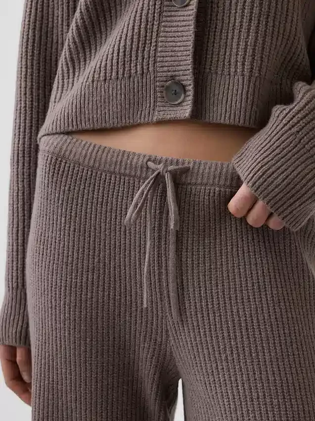 CashSoft Shaker-Stitch Svetr s proplétaným vzorem v kombinaci s kalhotami