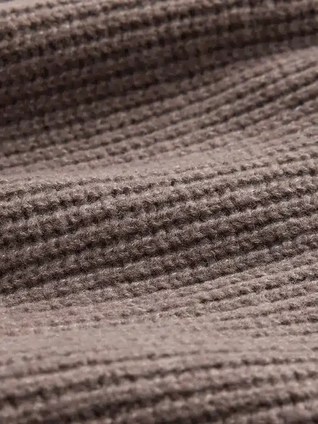 CashSoft Shaker-Stitch Svetr s proplétaným vzorem v kombinaci s kalhotami