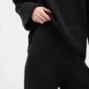 CashSoft Shaker-Stitch Svetr s proplétaným vzorem v kombinaci s kalhotami