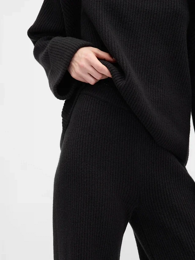 CashSoft Shaker-Stitch Svetr s proplétaným vzorem v kombinaci s kalhotami