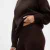 CashSoft Shaker-Stitch Svetr s proplétaným vzorem v kombinaci s kalhotami