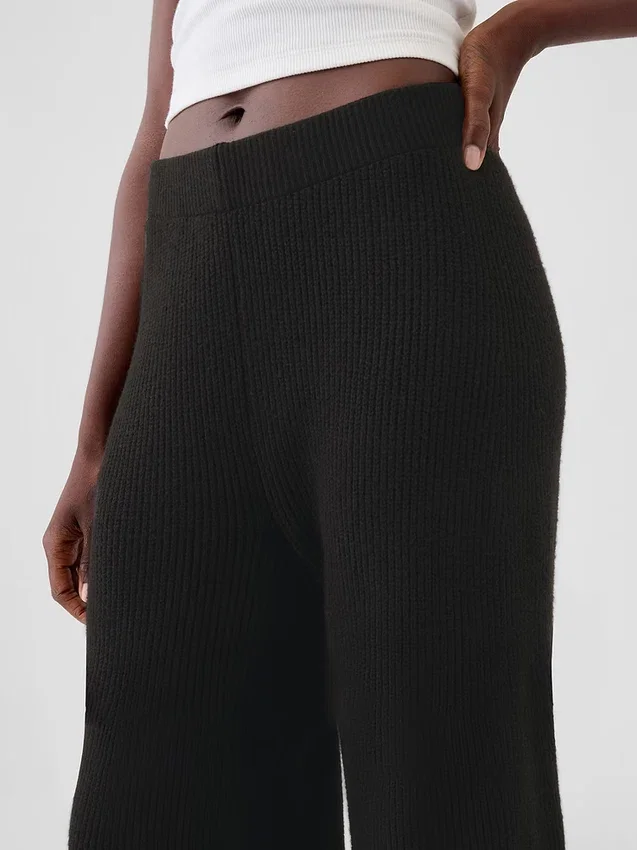 CashSoft Shaker-Stitch Svetr s proplétaným vzorem v kombinaci s kalhotami