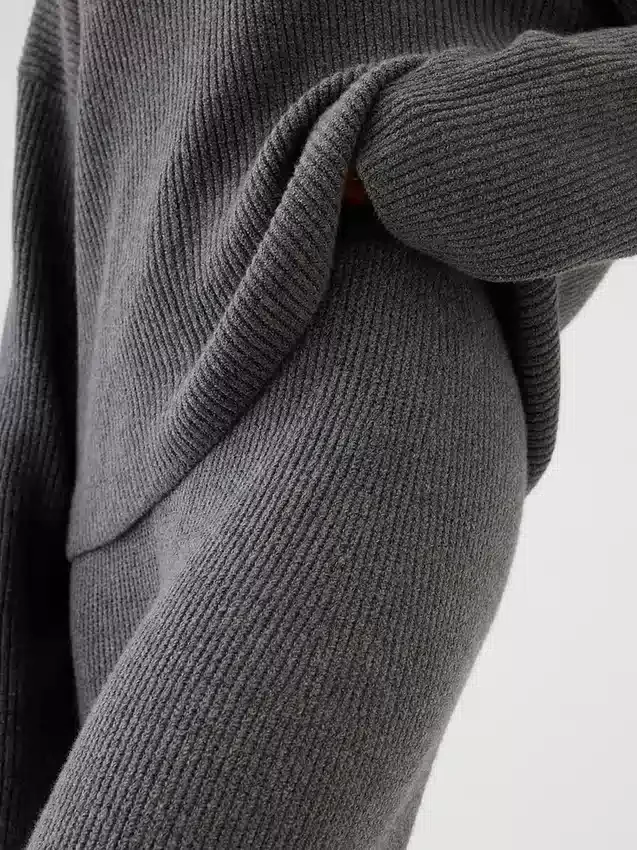 CashSoft Shaker-Stitch Svetr s proplétaným vzorem v kombinaci s kalhotami