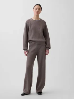 CashSoft Shaker-Stitch Svetr s proplétaným vzorem v kombinaci s kalhotami