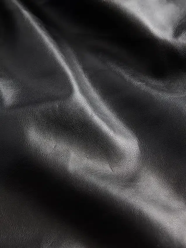 Dlouhé a úzké kalhoty z recyklované veganské kůže s nízkým pasem