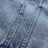 Džínová bunda s ikonickými rukávy typu „barrel sleeve“