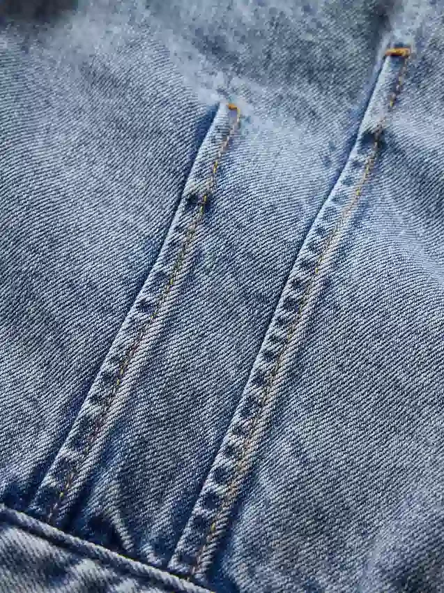 Džínová bunda s ikonickými rukávy typu „barrel sleeve“