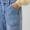 Džíny s nízkým pasem a volným střihem ve stylu 90. let