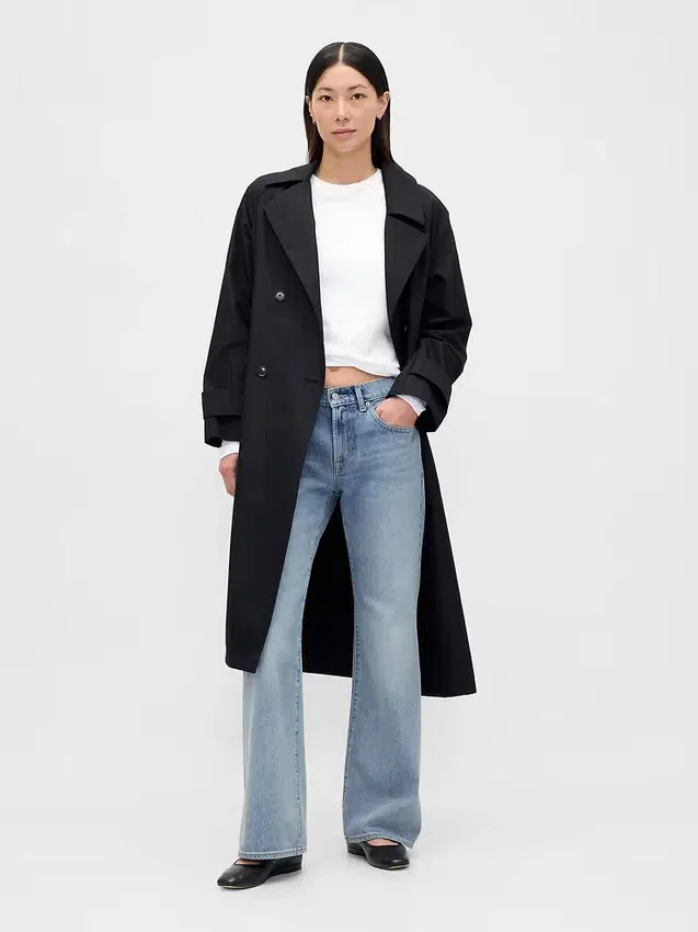 Džíny s středně vysokým pasem, pevné a volné, s rozšiřujícími se nohavicemi