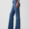 Džíny s středním pasem a volným střihem typu bootcut