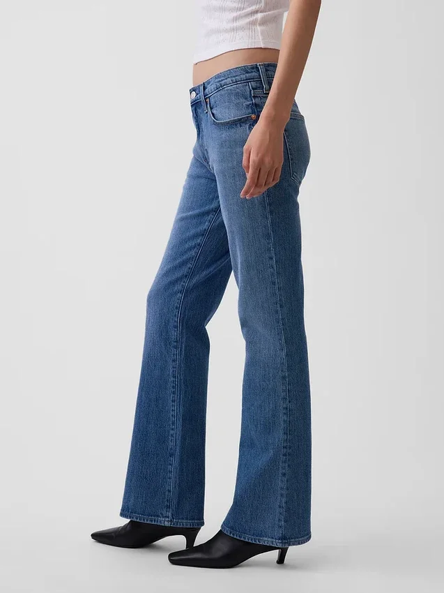Džíny s středním pasem a volným střihem typu bootcut