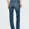 Džíny s vysokým pasem a páskem ve stylu 90. let, úzké a rovné