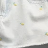 Dětské džínové šortky s nízkým pasem a výšivkou „Lemon“